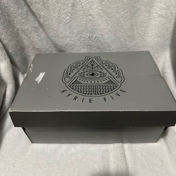 Nike Kyrie Friends edition kids 6Y but fits 7.5 womens - Picture 6 of 8